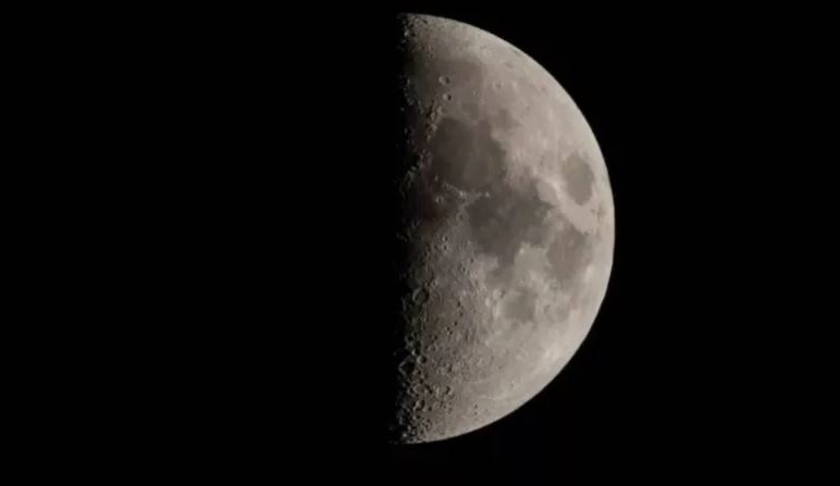 قمر التربيع الأول لشهر صفر يزين سماء الوطن العربي