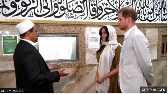 الأمير هاري وزوجته ميركل زارا مسجد "الأول" الذي أنشأه توان غورو نفسه عام 1794، والذي يعد أول مسجد في جنوب أفريقيا