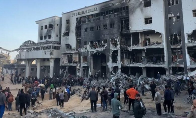 صور للدمار الذي لحق بمستشفى الشفاء في غزة إثر حصاره من قبل قوات الاحتلال الإسرائيلي، وأكدت الأمم المتحدة على ضرورة احترام المستشفيات وحمايتها، وعدم استخدامها كساحات معارك. (منظمة الصحة العالمية/أخبار الأمم المتحدة)