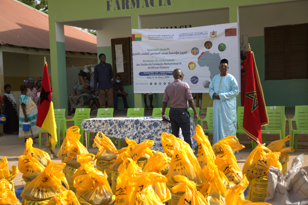 غينيا بيساو: مؤسسة محمد السادس للعلماء الأفارقة توزع 260 سلة غذائية لدعم الأسر المتضررة من حريق غابو وبافاتا