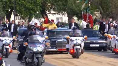 أمير المؤمنين يؤدي صلاة عيد الفطر بمسجد أهل فاس بالرباط ويتقبل التهاني