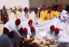 الملك محمد السادس يؤدي صلاة العيد وينحر الأضحية بمسجد أهل فاس بالرباط