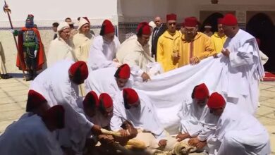 الملك محمد السادس يؤدي صلاة العيد وينحر الأضحية بمسجد أهل فاس بالرباط