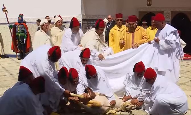 الملك محمد السادس يؤدي صلاة العيد وينحر الأضحية بمسجد أهل فاس بالرباط