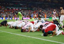 سجدة شكر ودعاء جماعي.. مشهد إيماني عقب انتصار المغرب على هولندا