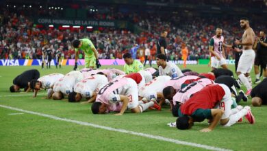 سجدة شكر ودعاء جماعي.. مشهد إيماني عقب انتصار المغرب على هولندا