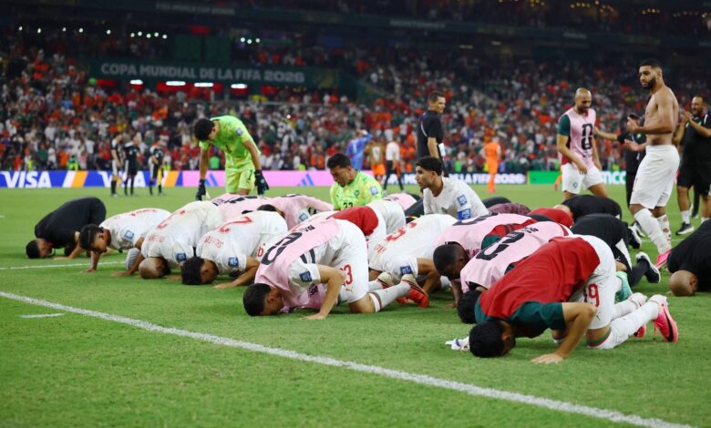 سجدة شكر ودعاء جماعي.. مشهد إيماني عقب انتصار المغرب على هولندا