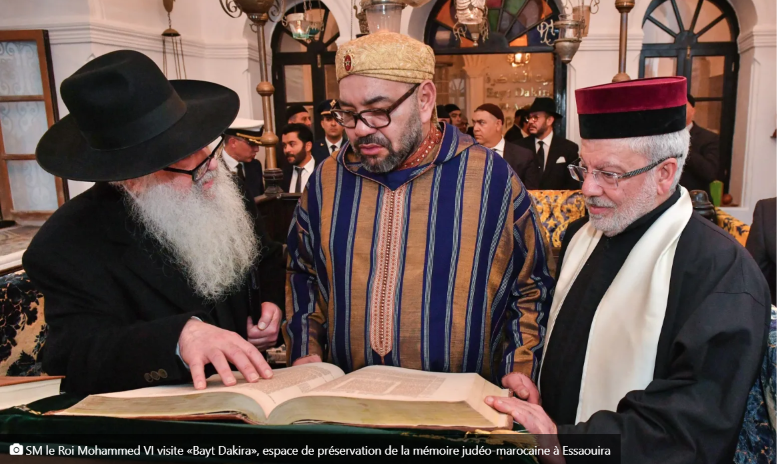 le Roi Mohammed VI visite «Bayt Dakira», espace de préservation de la mémoire judéo-marocaine à Essaouira