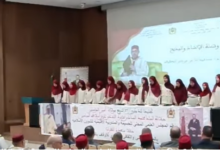 الحسيمة: اختتام الملتقى القرآني الثاني بتكريم أهل القرآن اختتمت، يوم الجمعة 24 يوليوز 2026 بالحسيمة، فعاليات الملتقى القرآني الثاني، الذي نظمه المجلس العلمي المحلي، بتنسيق مع المندوبية الإقليمية للشؤون الإسلامية، تخليداً للذكرى السابعة والعشرين لعيد العرش المجيد، وتنزيلاً لمضامين الرسالة الملكية السامية الخاصة بالاحتفاء بمرور خمسة عشر قرناً على ميلاد الرسول الأعظم سيدنا محمد صلى الله عليه وسلم. وعرف الملتقى، الذي امتدت فعالياته على مدى أربعة أيام، تنظيم برنامج متنوع ضم استعراضاً قرآنياً، وأنشطة علمية وتربوية وثقافية، بمشاركة طلبة الكتاتيب القرآنية والمستفيدين من الدورة الصيفية لتحفيظ القرآن الكريم، في إطار ترسيخ العناية بكتاب الله وتشجيع الناشئة على حفظه وتدبره والعمل بقيمه. واختتمت التظاهرة بحفل تكريمي خُصص للاحتفاء بأهل القرآن الكريم، تقديراً لجهودهم في حفظ كتاب الله تعالى وخدمته، وتحفيزاً لهم على مواصلة مسيرة التحصيل والعطاء، بحضور عدد من المسؤولين والعلماء والفاعلين في الشأن الديني وأسر المشاركين.