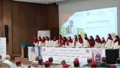 الحسيمة: اختتام الملتقى القرآني الثاني بتكريم أهل القرآن اختتمت، يوم الجمعة 24 يوليوز 2026 بالحسيمة، فعاليات الملتقى القرآني الثاني، الذي نظمه المجلس العلمي المحلي، بتنسيق مع المندوبية الإقليمية للشؤون الإسلامية، تخليداً للذكرى السابعة والعشرين لعيد العرش المجيد، وتنزيلاً لمضامين الرسالة الملكية السامية الخاصة بالاحتفاء بمرور خمسة عشر قرناً على ميلاد الرسول الأعظم سيدنا محمد صلى الله عليه وسلم. وعرف الملتقى، الذي امتدت فعالياته على مدى أربعة أيام، تنظيم برنامج متنوع ضم استعراضاً قرآنياً، وأنشطة علمية وتربوية وثقافية، بمشاركة طلبة الكتاتيب القرآنية والمستفيدين من الدورة الصيفية لتحفيظ القرآن الكريم، في إطار ترسيخ العناية بكتاب الله وتشجيع الناشئة على حفظه وتدبره والعمل بقيمه. واختتمت التظاهرة بحفل تكريمي خُصص للاحتفاء بأهل القرآن الكريم، تقديراً لجهودهم في حفظ كتاب الله تعالى وخدمته، وتحفيزاً لهم على مواصلة مسيرة التحصيل والعطاء، بحضور عدد من المسؤولين والعلماء والفاعلين في الشأن الديني وأسر المشاركين.