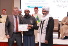 أديس أبابا تحتضن إقصائيات الدورة الثالثة من مسابقة مؤسسة محمد السادس للعلماء الأفارقة في الحديث النبوي نظمت مؤسسة محمد السادس للعلماء الأفارقة، بتعاون مع المجلس الأعلى للشؤون الإسلامية في إثيوبيا، يوم الخميس 8 أكتوبر 2026، بالعاصمة أديس أبابا، إقصائيات الدورة الثالثة من مسابقة المؤسسة في الحديث النبوي الشريف، بمشاركة 40 متسابقا يمثلون مختلف الأقاليم والمؤسسات التعليمية والدينية الإثيوبية. وشهدت هذه التظاهرة العلمية حضور وفد عن المؤسسة، ضم المدير المالي، عثمان صقلي حسيني، والمنسق العام للمسابقة الحديثية، عبد الحميد العلمي، ورئيس المجلس العلمي المحلي لإقليم الفحص أنجرة، محمد بنكيران، والخبير بالمؤسسة، كمال الشقوري، إلى جانب عدد من مسؤولي المجلس الأعلى للشؤون الإسلامية في إثيوبيا، وممثلين عن سفارة المملكة المغربية، وشخصيات علمية ودينية إثيوبية. وفي كلمة بالمناسبة، أكد عثمان صقلي حسيني أن تنظيم هذه المسابقة يندرج في إطار حرص مؤسسة محمد السادس للعلماء الأفارقة على تفعيل التوجيهات السامية لأمير المؤمنين، الملك محمد السادس، في مجال العناية بالسنة النبوية، وتشجيع الشباب الإفريقي على حفظ الحديث الشريف وفهم معانيه واستلهام قيمه في حياتهم. كما نوه بالتعاون المثمر بين المؤسسة والمجلس الأعلى للشؤون الإسلامية في إثيوبيا، وبالجهود المشتركة الرامية إلى تعزيز الروابط العلمية والدينية بين علماء البلدين. من جانبه، أعرب النائب الأول لرئيس المجلس الأعلى للشؤون الإسلامية في إثيوبيا، عبد الكريم بدر الدين، عن شكره وتقديره لأمير المؤمنين، مشيدا بالمبادرات العلمية والدينية التي تطلقها المؤسسة لفائدة المسلمين في إفريقيا. وأبرز أن انتظام هذه الأنشطة يعكس الحرص على تفعيل اتفاقيات التعاون بين الجانبين وتحويلها إلى مبادرات عملية تسهم في خدمة السنة النبوية وتعزيز التأطير الديني والعلمي للشباب. بدوره، أكد رئيس لجنة المسابقات العلمية بالمجلس الأعلى للشؤون الإسلامية في إثيوبيا، محمود حسين، أن المسابقة لا تقتصر على التنافس في حفظ الأحاديث النبوية، بل تمثل مشروعا علميا وتربويا يروم إحياء السنة النبوية وترسيخ حضورها في المجتمع. كما نوه بأهمية التعاون بين المؤسسة والمجلس في توحيد جهود العلماء لخدمة المسلمين، مشيدا بالعناية التي يوليها أمير المؤمنين للعلم والعلماء في القارة الإفريقية. وأسفرت نتائج المنافسة، التي امتدت يوما كاملا وأشرفت عليها لجنة تحكيم مكونة من ستة أعضاء، عن فوز عبد الجليل علي عبد الله بالمرتبة الأولى في صنف استظهار أربعين حديثا في دلائل النبوة، ومصطفى خضر أحمد بالمرتبة الأولى في صنف استظهار ثلاثين حديثا في الشمائل المحمدية مع شرح غريب ألفاظها، فيما أحرز أيمن جمال المرتبة الأولى في صنف استظهار ثلاثين حديثا في الخصائص النبوية، مع التمكن من بعض قواعد مصطلح الحديث. وتندرج هذه المسابقة ضمن المبادرات العلمية التي تطلقها مؤسسة محمد السادس للعلماء الأفارقة لتعزيز ارتباط الشباب الإفريقي بالسنة النبوية، وتشجيع حفظ الحديث الشريف وفهمه، وتوطيد التعاون الديني والعلمي بين علماء القارة الإفريقية.