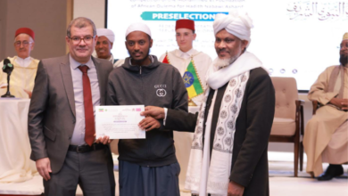 أديس أبابا تحتضن إقصائيات الدورة الثالثة من مسابقة مؤسسة محمد السادس للعلماء الأفارقة في الحديث النبوي نظمت مؤسسة محمد السادس للعلماء الأفارقة، بتعاون مع المجلس الأعلى للشؤون الإسلامية في إثيوبيا، يوم الخميس 8 أكتوبر 2026، بالعاصمة أديس أبابا، إقصائيات الدورة الثالثة من مسابقة المؤسسة في الحديث النبوي الشريف، بمشاركة 40 متسابقا يمثلون مختلف الأقاليم والمؤسسات التعليمية والدينية الإثيوبية. وشهدت هذه التظاهرة العلمية حضور وفد عن المؤسسة، ضم المدير المالي، عثمان صقلي حسيني، والمنسق العام للمسابقة الحديثية، عبد الحميد العلمي، ورئيس المجلس العلمي المحلي لإقليم الفحص أنجرة، محمد بنكيران، والخبير بالمؤسسة، كمال الشقوري، إلى جانب عدد من مسؤولي المجلس الأعلى للشؤون الإسلامية في إثيوبيا، وممثلين عن سفارة المملكة المغربية، وشخصيات علمية ودينية إثيوبية. وفي كلمة بالمناسبة، أكد عثمان صقلي حسيني أن تنظيم هذه المسابقة يندرج في إطار حرص مؤسسة محمد السادس للعلماء الأفارقة على تفعيل التوجيهات السامية لأمير المؤمنين، الملك محمد السادس، في مجال العناية بالسنة النبوية، وتشجيع الشباب الإفريقي على حفظ الحديث الشريف وفهم معانيه واستلهام قيمه في حياتهم. كما نوه بالتعاون المثمر بين المؤسسة والمجلس الأعلى للشؤون الإسلامية في إثيوبيا، وبالجهود المشتركة الرامية إلى تعزيز الروابط العلمية والدينية بين علماء البلدين. من جانبه، أعرب النائب الأول لرئيس المجلس الأعلى للشؤون الإسلامية في إثيوبيا، عبد الكريم بدر الدين، عن شكره وتقديره لأمير المؤمنين، مشيدا بالمبادرات العلمية والدينية التي تطلقها المؤسسة لفائدة المسلمين في إفريقيا. وأبرز أن انتظام هذه الأنشطة يعكس الحرص على تفعيل اتفاقيات التعاون بين الجانبين وتحويلها إلى مبادرات عملية تسهم في خدمة السنة النبوية وتعزيز التأطير الديني والعلمي للشباب. بدوره، أكد رئيس لجنة المسابقات العلمية بالمجلس الأعلى للشؤون الإسلامية في إثيوبيا، محمود حسين، أن المسابقة لا تقتصر على التنافس في حفظ الأحاديث النبوية، بل تمثل مشروعا علميا وتربويا يروم إحياء السنة النبوية وترسيخ حضورها في المجتمع. كما نوه بأهمية التعاون بين المؤسسة والمجلس في توحيد جهود العلماء لخدمة المسلمين، مشيدا بالعناية التي يوليها أمير المؤمنين للعلم والعلماء في القارة الإفريقية. وأسفرت نتائج المنافسة، التي امتدت يوما كاملا وأشرفت عليها لجنة تحكيم مكونة من ستة أعضاء، عن فوز عبد الجليل علي عبد الله بالمرتبة الأولى في صنف استظهار أربعين حديثا في دلائل النبوة، ومصطفى خضر أحمد بالمرتبة الأولى في صنف استظهار ثلاثين حديثا في الشمائل المحمدية مع شرح غريب ألفاظها، فيما أحرز أيمن جمال المرتبة الأولى في صنف استظهار ثلاثين حديثا في الخصائص النبوية، مع التمكن من بعض قواعد مصطلح الحديث. وتندرج هذه المسابقة ضمن المبادرات العلمية التي تطلقها مؤسسة محمد السادس للعلماء الأفارقة لتعزيز ارتباط الشباب الإفريقي بالسنة النبوية، وتشجيع حفظ الحديث الشريف وفهمه، وتوطيد التعاون الديني والعلمي بين علماء القارة الإفريقية.