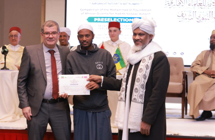 أديس أبابا تحتضن إقصائيات الدورة الثالثة من مسابقة مؤسسة محمد السادس للعلماء الأفارقة في الحديث النبوي نظمت مؤسسة محمد السادس للعلماء الأفارقة، بتعاون مع المجلس الأعلى للشؤون الإسلامية في إثيوبيا، يوم الخميس 8 أكتوبر 2026، بالعاصمة أديس أبابا، إقصائيات الدورة الثالثة من مسابقة المؤسسة في الحديث النبوي الشريف، بمشاركة 40 متسابقا يمثلون مختلف الأقاليم والمؤسسات التعليمية والدينية الإثيوبية. وشهدت هذه التظاهرة العلمية حضور وفد عن المؤسسة، ضم المدير المالي، عثمان صقلي حسيني، والمنسق العام للمسابقة الحديثية، عبد الحميد العلمي، ورئيس المجلس العلمي المحلي لإقليم الفحص أنجرة، محمد بنكيران، والخبير بالمؤسسة، كمال الشقوري، إلى جانب عدد من مسؤولي المجلس الأعلى للشؤون الإسلامية في إثيوبيا، وممثلين عن سفارة المملكة المغربية، وشخصيات علمية ودينية إثيوبية. وفي كلمة بالمناسبة، أكد عثمان صقلي حسيني أن تنظيم هذه المسابقة يندرج في إطار حرص مؤسسة محمد السادس للعلماء الأفارقة على تفعيل التوجيهات السامية لأمير المؤمنين، الملك محمد السادس، في مجال العناية بالسنة النبوية، وتشجيع الشباب الإفريقي على حفظ الحديث الشريف وفهم معانيه واستلهام قيمه في حياتهم. كما نوه بالتعاون المثمر بين المؤسسة والمجلس الأعلى للشؤون الإسلامية في إثيوبيا، وبالجهود المشتركة الرامية إلى تعزيز الروابط العلمية والدينية بين علماء البلدين. من جانبه، أعرب النائب الأول لرئيس المجلس الأعلى للشؤون الإسلامية في إثيوبيا، عبد الكريم بدر الدين، عن شكره وتقديره لأمير المؤمنين، مشيدا بالمبادرات العلمية والدينية التي تطلقها المؤسسة لفائدة المسلمين في إفريقيا. وأبرز أن انتظام هذه الأنشطة يعكس الحرص على تفعيل اتفاقيات التعاون بين الجانبين وتحويلها إلى مبادرات عملية تسهم في خدمة السنة النبوية وتعزيز التأطير الديني والعلمي للشباب. بدوره، أكد رئيس لجنة المسابقات العلمية بالمجلس الأعلى للشؤون الإسلامية في إثيوبيا، محمود حسين، أن المسابقة لا تقتصر على التنافس في حفظ الأحاديث النبوية، بل تمثل مشروعا علميا وتربويا يروم إحياء السنة النبوية وترسيخ حضورها في المجتمع. كما نوه بأهمية التعاون بين المؤسسة والمجلس في توحيد جهود العلماء لخدمة المسلمين، مشيدا بالعناية التي يوليها أمير المؤمنين للعلم والعلماء في القارة الإفريقية. وأسفرت نتائج المنافسة، التي امتدت يوما كاملا وأشرفت عليها لجنة تحكيم مكونة من ستة أعضاء، عن فوز عبد الجليل علي عبد الله بالمرتبة الأولى في صنف استظهار أربعين حديثا في دلائل النبوة، ومصطفى خضر أحمد بالمرتبة الأولى في صنف استظهار ثلاثين حديثا في الشمائل المحمدية مع شرح غريب ألفاظها، فيما أحرز أيمن جمال المرتبة الأولى في صنف استظهار ثلاثين حديثا في الخصائص النبوية، مع التمكن من بعض قواعد مصطلح الحديث. وتندرج هذه المسابقة ضمن المبادرات العلمية التي تطلقها مؤسسة محمد السادس للعلماء الأفارقة لتعزيز ارتباط الشباب الإفريقي بالسنة النبوية، وتشجيع حفظ الحديث الشريف وفهمه، وتوطيد التعاون الديني والعلمي بين علماء القارة الإفريقية.